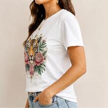 Playera para mujer estampada con tigre floral, camiseta femenina de manga corta cuello redondo, blusa casual suave con diseño animal y flores, ideal para outfit juvenil, diario, vacaciones, concierto, paseo o reunión informal, regalo para mujer con estilo atrevido, tallas chicas a plus size, top cómodo para combinar con jeans, shorts, falda o pantalón negro - Blanco - Ver 2