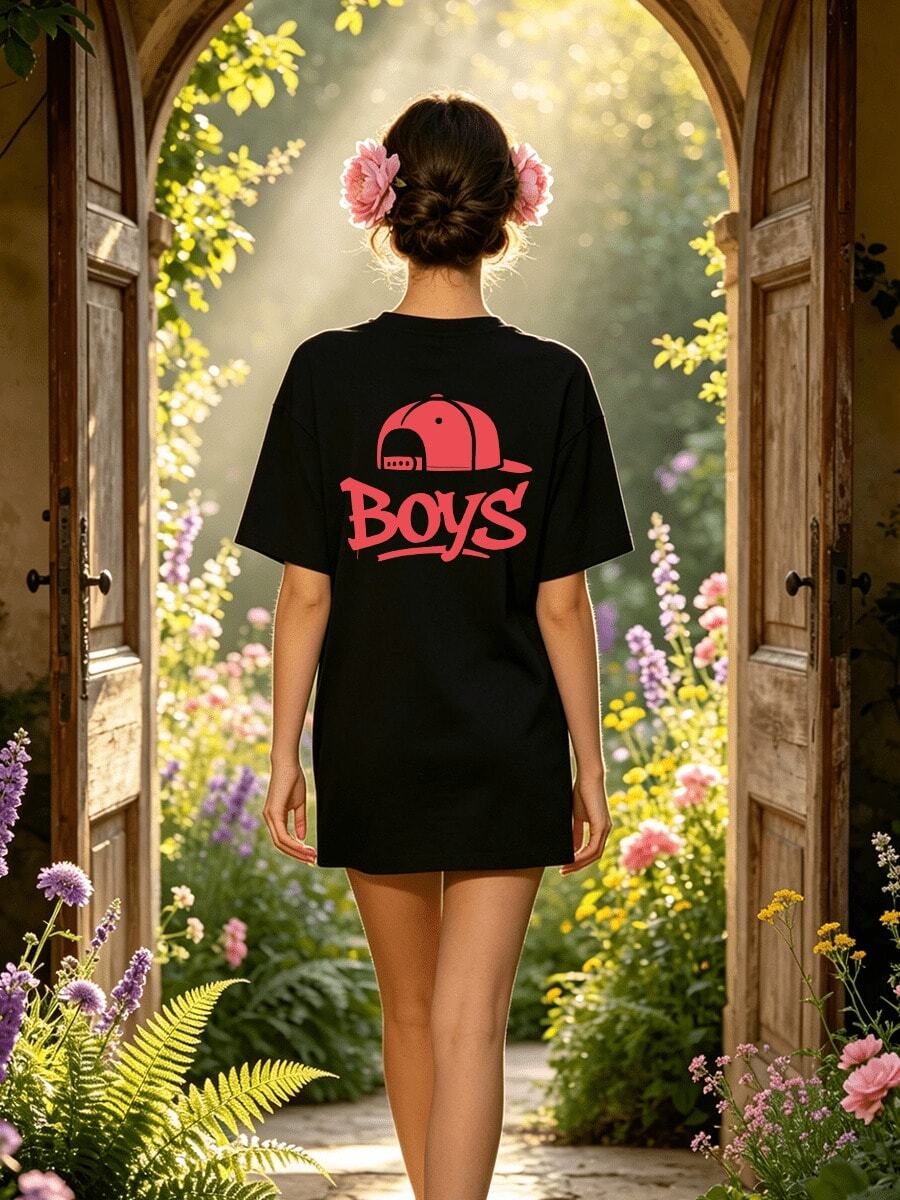 Camiseta de manga corta con cuello redondo suave y casual para mujer, estampado gráfico de gorra de béisbol con grafiti de "Boys" en rojo para primavera y verano. - Negro - Ver 1