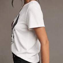 Playera mujer con estampado rosa gótica y luna, camiseta para dama manga corta, blusa casual femenina, top juvenil alternativo, ropa cómoda para mujer, camiseta cuello redondo, playera con diseño floral oscuro, blusa ligera para diario, outfit casual para concierto, paseo, noche, vacaciones y fin de semana, regalo para amiga novia hermana amante del arte romántico oscuro - Blanco - Ver 2