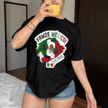 México El Tri Playera negra para mujer con balón de fútbol y frase Vamos México, manga corta cuello redondo, corte holgado, streetwear deportivo para afición y uso diario - Negro - Ver 2