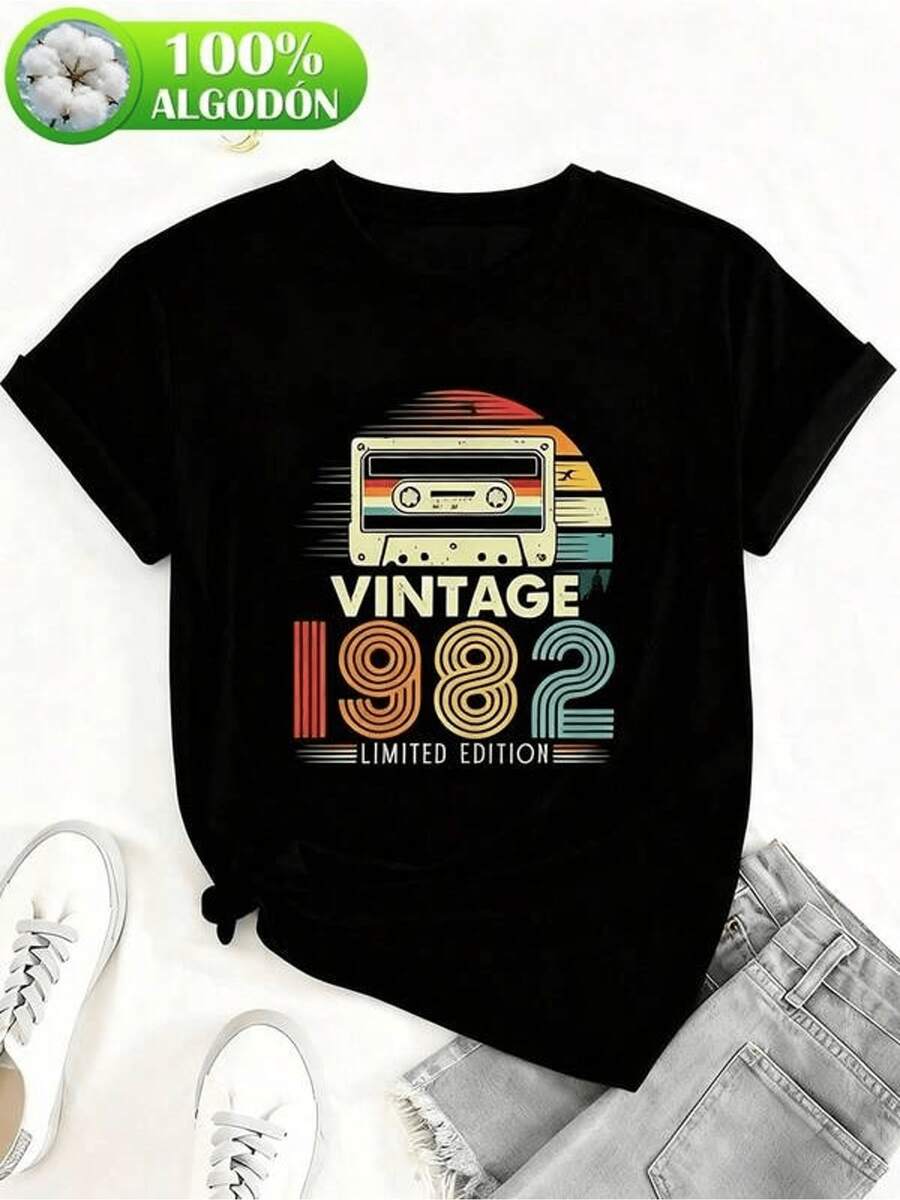 2026Camiseta de cuello redondo de talla grande para mujer, diseño gráfico estilo vintage, camiseta negra con patrón de cassette vintage y eslogan de 1982, top casual para mujer, 100% - Camiseta básica versátil para el día a día.2026 - Negro - Ver 1