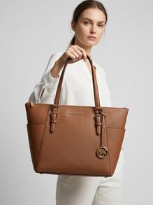 Michael Kors Charlotte 大簽名標誌和金屬頂部拉鍊托特包行李箱 - 秋冬奢華設計師時尚金屬托特包 - 聖誕禮物 - 日常服裝必備品 - 書包/辦公包/旅行必備品/旅行裝/書包/筆記型電腦手提包/女生旅行包 - 棕色 - 查看 5