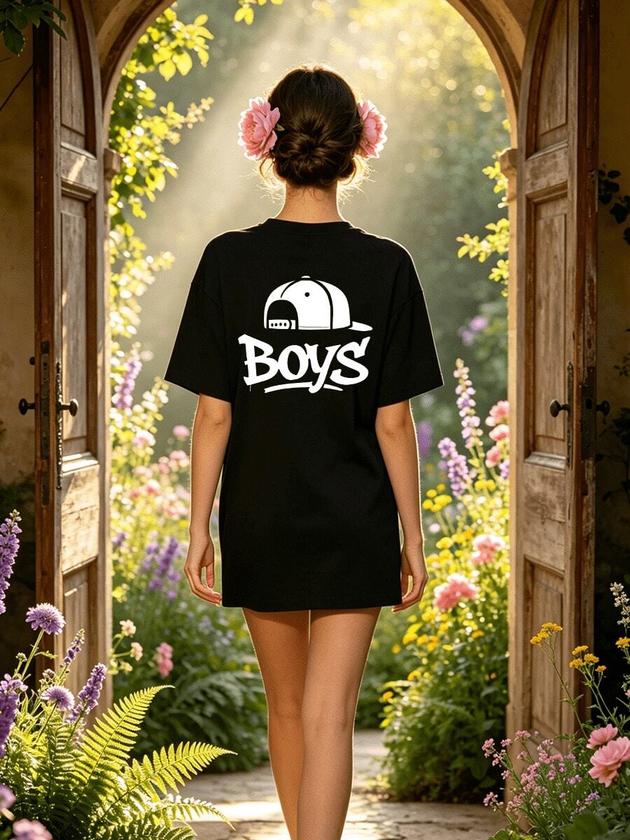 Camiseta de manga corta con cuello redondo suave y casual para mujer, estampado gráfico de gorra de béisbol con grafiti "Boys" para usar en primavera y verano. - Blanco - Ver 1
