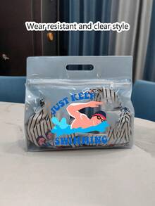 Just Keep Swimming 印花透明托特包，便攜式游泳裝備收納袋 - 堅固的拉鍊袋可用於存放泳衣和海灘用品，防水海灘包，女性透明泳池托特包，體育場認可的游泳、健身、度假和日常使用海灘包，給游泳愛好者和海灘愛好者的完美禮物 - 彩色 - 查看 17