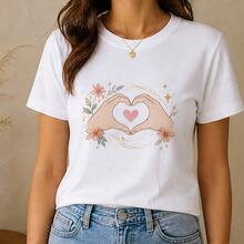 Playera para mujer con manos y corazón floral, camiseta manga corta estampada, casual cómoda, cuello redondo para diario y regalo - Blanco - Ver 1