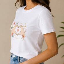 Playera para mujer con manos y corazón floral, camiseta manga corta estampada, casual cómoda, cuello redondo para diario y regalo - Blanco - Ver 2