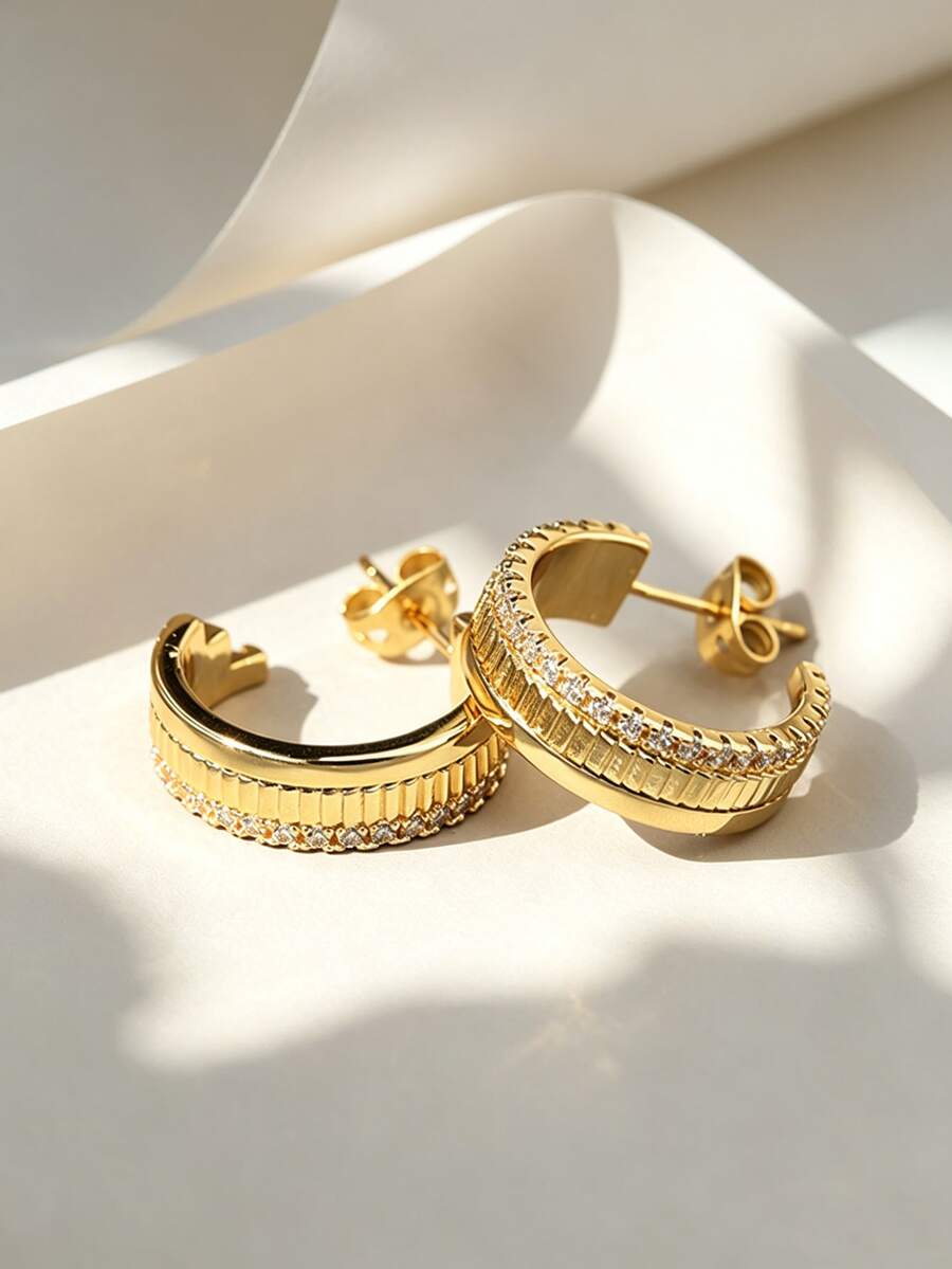 Charm-In أقراط حلقية مطلية بالذهب عيار 18 قيراط مرصعة بالزركونيا المكعبة للنساء، أقراط نحاسية ذات ملمس لامع، مناسبة للحفلات والهدايا - الذهبي - مشاهدة 1