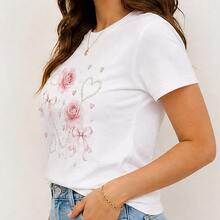 Playera para mujer con rosas y lazos, camiseta manga corta estampada, cuello redondo, casual femenina para outfit diario y ocasiones - Blanco - Ver 2