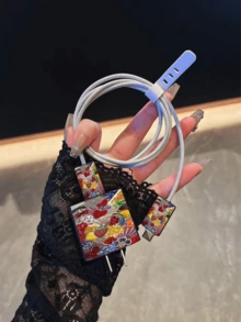 草莓水鑽印花極簡風 Apple 充電器保護套，相容 20W 手機 15/17/16 ProMax 充電線保護套，防彎折、防貓咬，適用於 13/14 Plus/17PROMAX/14 數據線保護套、充電器保護套。情人節禮物，時尚手機配件設計 - 塑膠線材保護套、充電線保護套 - 黑色 - 查看 2
