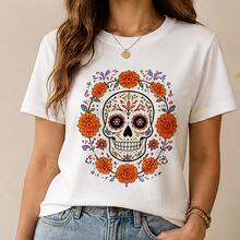Playera para mujer estampado calavera de azúcar y cempasúchil, camiseta dama manga corta, blusa casual mexicana, cuello redondo para fiesta - Blanco - Ver 1