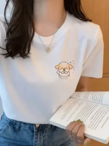 Small Dog With A Cheerful Expression That Conveys Tenderness And Positive Energy, Ideal For Those Who Love Sweetness. Casual, Comfortable, And Modern Women's T-Shirt - 白色 - 查看 1