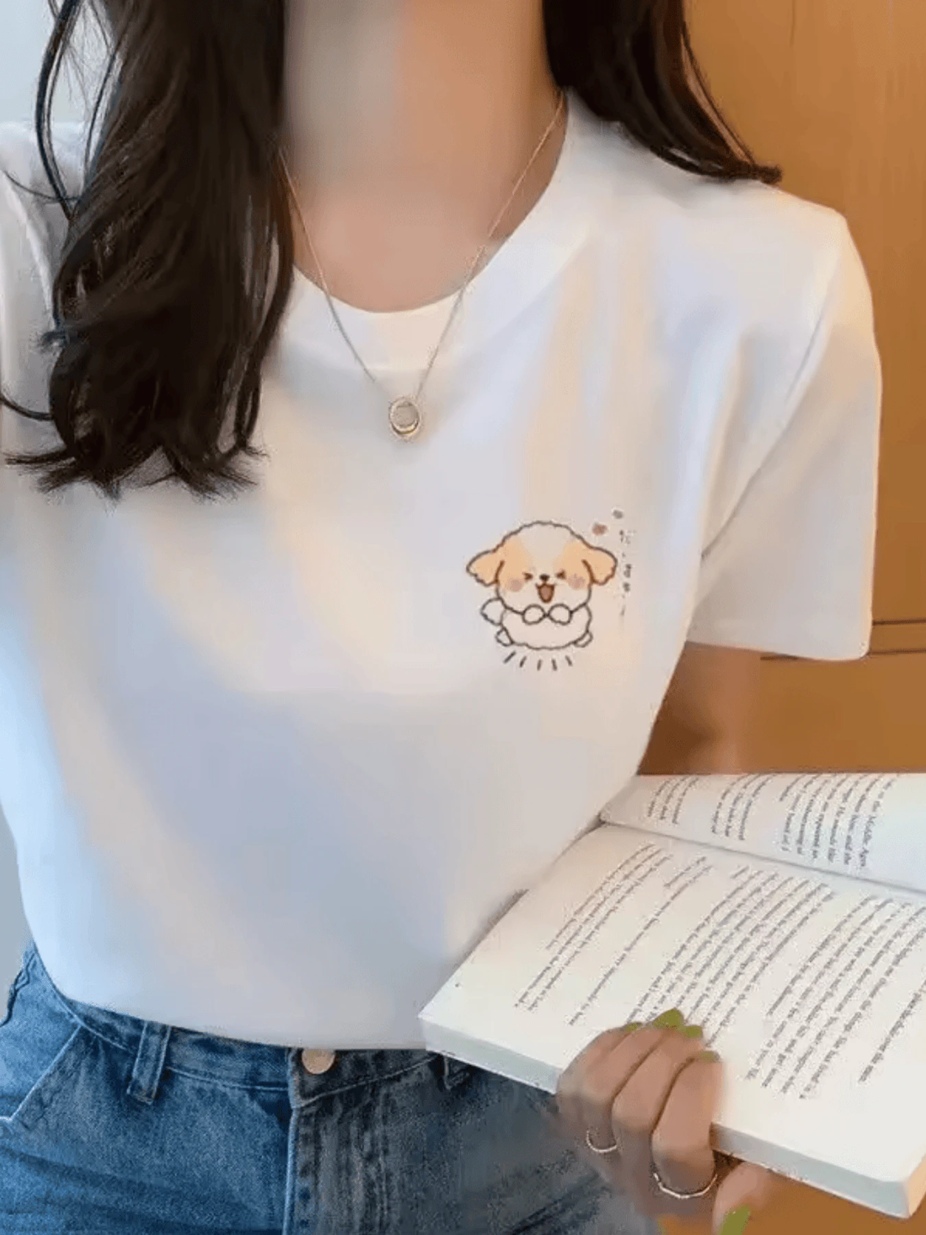 Small Dog With A Cheerful Expression That Conveys Tenderness And Positive Energy, Ideal For Those Who Love Sweetness. Casual, Comfortable, And Modern Women's T-Shirt - 白色 - 查看 1
