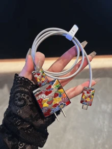 草莓水鑽印花極簡風 Apple 充電器保護套，相容 20W 手機 15/17/16 ProMax 充電線保護套，防彎折、防貓咬，適用於 13/14 Plus/17PROMAX/14 數據線保護套、充電器保護套。情人節禮物，時尚手機配件設計 - 塑膠線材保護套、充電線保護套 - 黑色 - 查看 1
