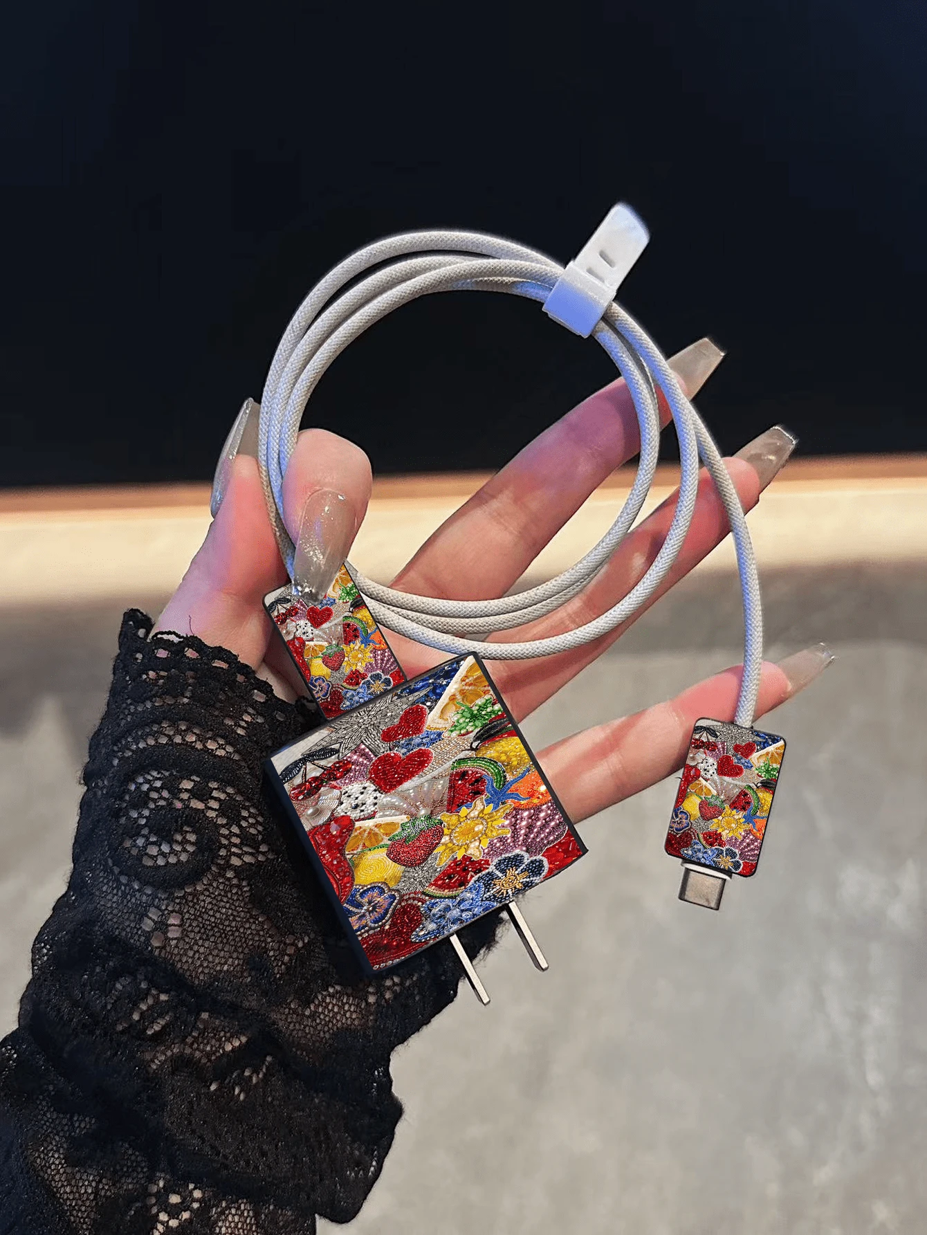草莓水鑽印花極簡風 Apple 充電器保護套,相容 20W 手機 15/17/16 ProMax 充電線保護套,防彎折、防貓咬,適用於 13/14 Plus/17PROMAX/14 數據線保護套、充電器保護套。情人節禮物,時尚手機配件設計 - 塑膠線材保護套、充電線保護套 - 黑色 - 查看 1