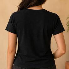 Playera para mujer cempasúchil y mariposas, camiseta estampada manga corta, blusa casual de algodón, cuello redondo para fiesta y uso diario - Negro - Ver 3