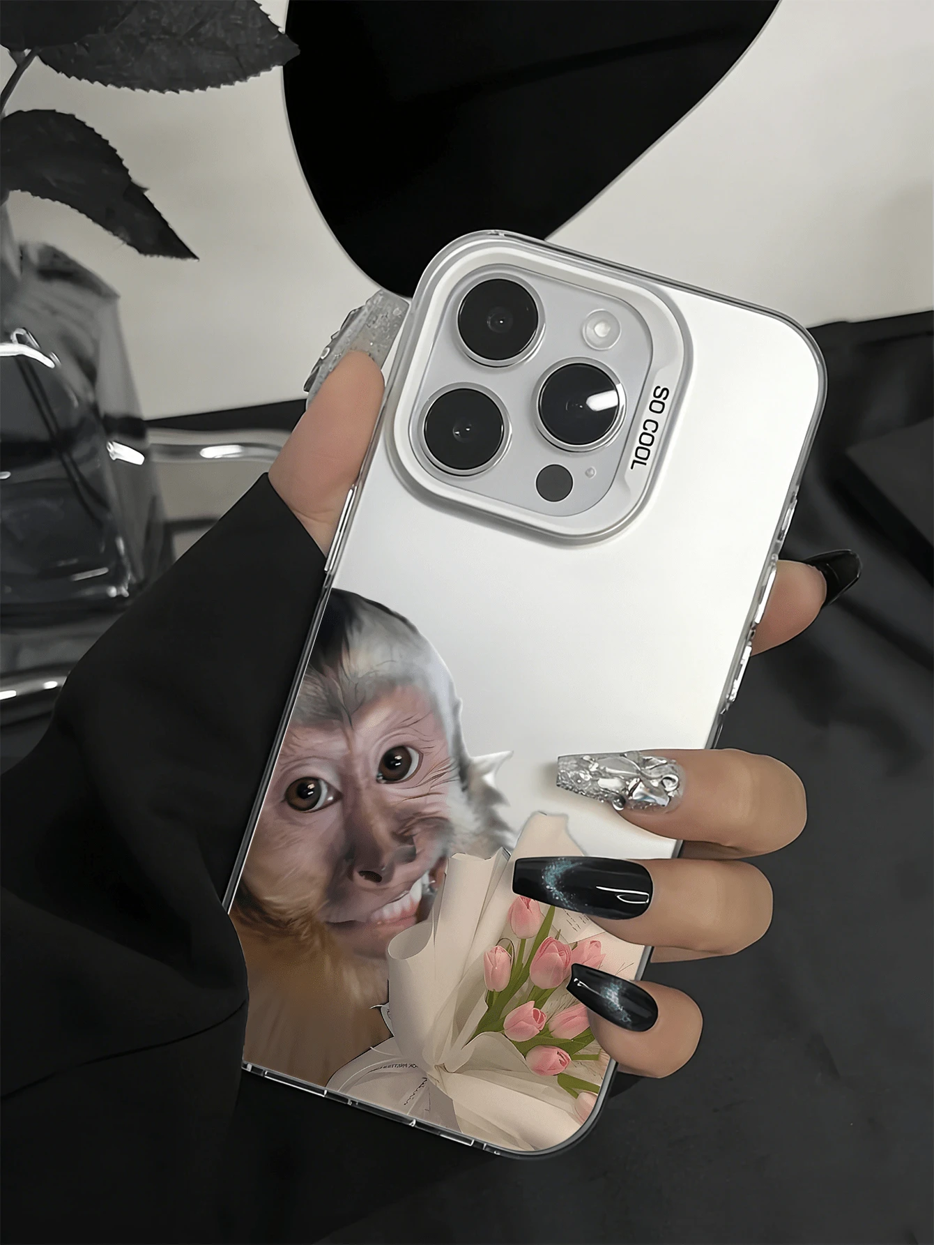 1個溫柔猴子持花束圖案設計 TPU 軟邊手機保護殼,相容於 iPhone13/15/14/13/12/11/16/Galaxy/ - 白色 - View 1