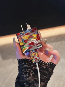 草莓水鑽印花極簡風 Apple 充電器保護套，相容 20W 手機 15/17/16 ProMax 充電線保護套，防彎折、防貓咬，適用於 13/14 Plus/17PROMAX/14 數據線保護套、充電器保護套。情人節禮物，時尚手機配件設計 - 塑膠線材保護套、充電線保護套 - 黑色 - 查看 4