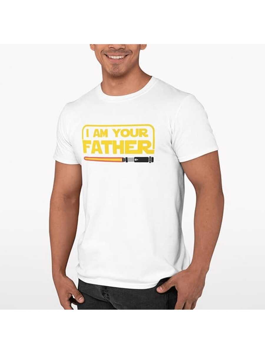 Frase icónica de ciencia ficción con sable de luz rojo y letras amarillas perfecta para fanáticos en camiseta de hombre - Blanco - Ver 1
