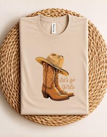 Women's Short-Sleeved Shirt With Cowboy Boots And Hat Print.  T-Shirt. Beige Blouse, 100% Cotton. - 米色 - 查看 10