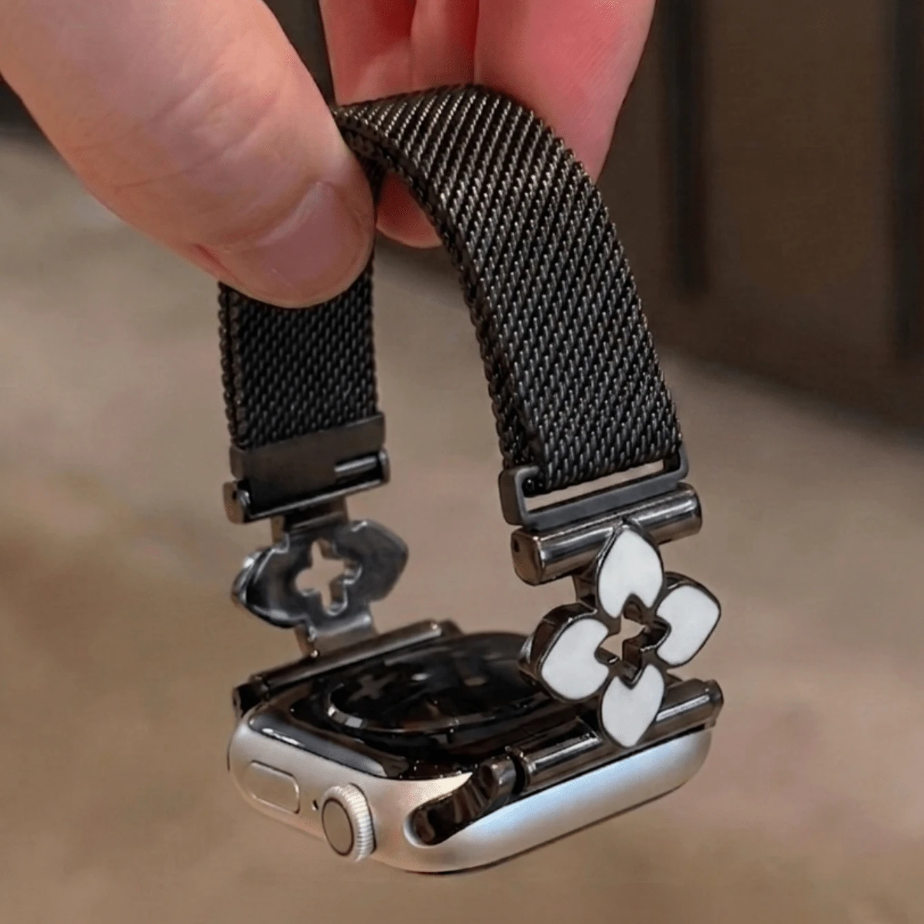 1pc Unisex Fashion Clover Milanese Watch Band, Compatible With Apple Watch 44/40/41/45/42/46/38/ Ultra 2 49mm, Magnetic Metal Watch Chain, Luxury Stainless Steel Watch Strap, Compatible With Series 11 10 9 8 7 SE 6 5 4 3 2 1, Compatible With Apple Watch Women's Watch Band, Fashion Smartwatch Strap - Black - View 1