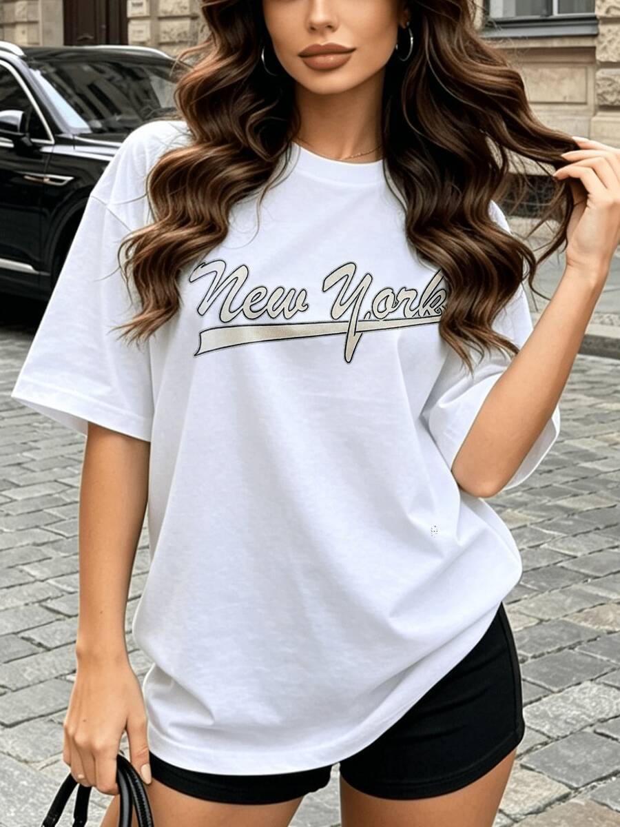 Camiseta de manga corta con cuello redondo suave y casual para mujer, color beige con estampado gráfico de la inscripción "New York", adecuada para uso diario en primavera y verano. Blanca. - Blanco - Ver 1