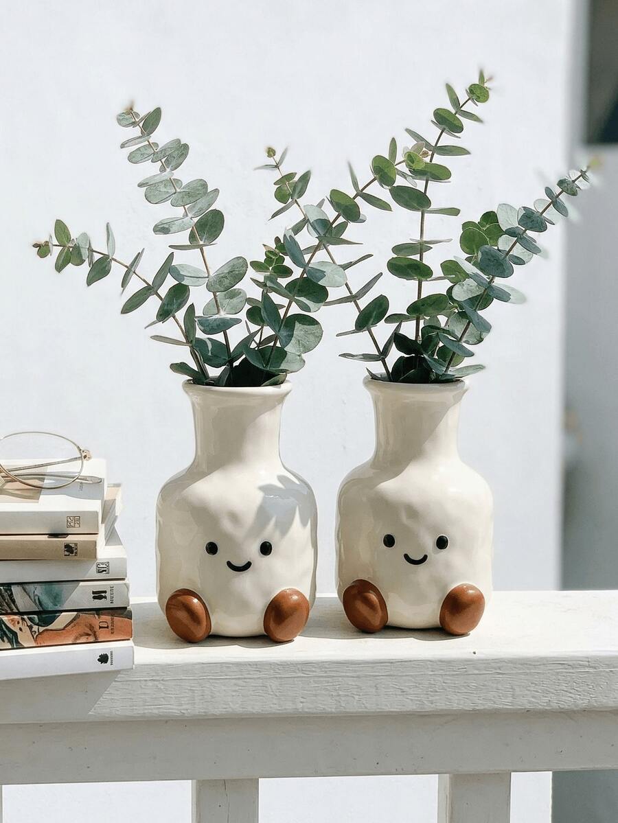 1pc Cream White Soothing Soft Cute Smiling Face Brown Feet Resin Vase, Cream White Glossy Hammered Texture Long Neck Vase, Suitable For Windowsill, Desktop, Bookshelf, Dining Table Centerpiece Decoration, Living Room Bedroom Home Decor, Can Hold Dried Flowers And Fresh Flowers
