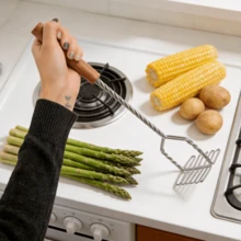 1 buah Penghancur Kentang Manual Gagang Kayu Panjang dari Baja Tahan Karat, Tahan Karat & Mudah Dibersihkan, Desain Pegangan Kayu Ergonomis Anti Selip yang Hemat Tenaga, Aksesori Peralatan Masak Ringan dan Tahan Lama untuk Persiapan Makanan Rumahan Sehari-hari - MultiWarna - View 5