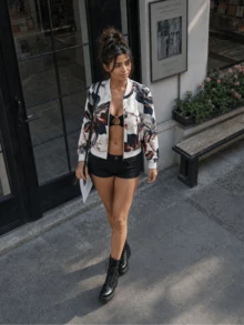 Esta chaqueta bomber para mujer presenta un estampado floral vibrante, con cierre de cremallera frontal y cuello de béisbol, creando un look elegante de otoño. Vacaciones - Multicolor - Ver 6