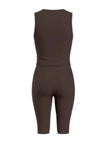 LovelyWholesale Conjunto de 2 piezas de top de tirantes de cuello redondo y shorts de unicolor para mujer, atuendo de verano - Marrón - Ver 6