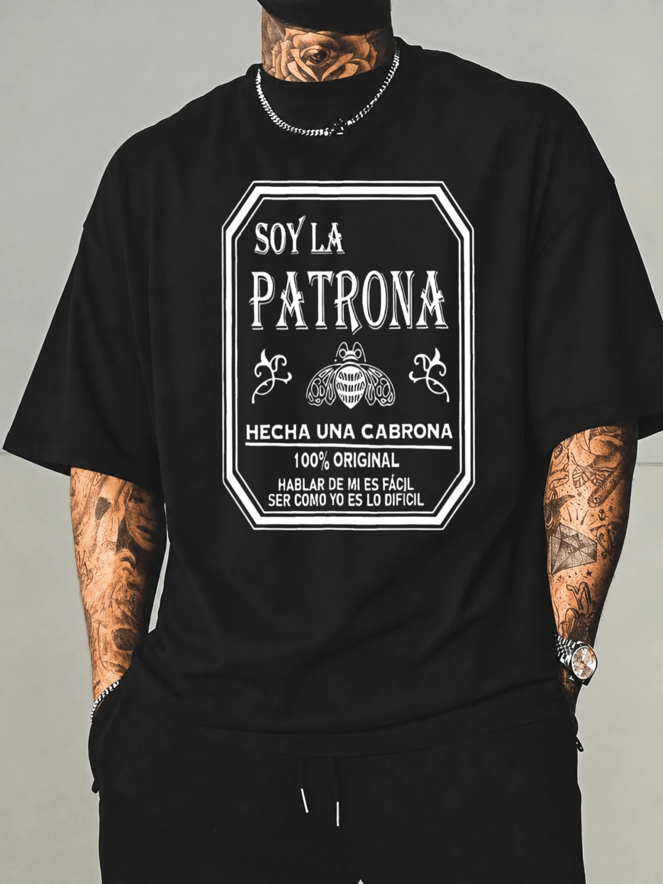 Camiseta de empoderamiento para mujer "Soy La Patrona" en español - Diseño original con frase mexicana y gráfico floral de abeja, ajuste holgado, cuello redondo, ropa de calle casual, elasti - Negro - Ver 1