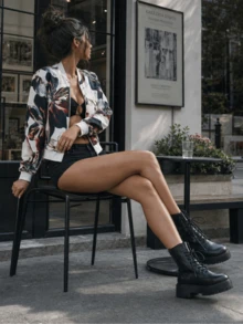 Esta chaqueta bomber para mujer presenta un estampado floral vibrante, con cierre de cremallera frontal y cuello de béisbol, creando un look elegante de otoño. Vacaciones - Multicolor - Ver 9