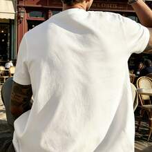 Weißes Herren-T-Shirt aus 100 % Baumwolle (180 g/m²) mit Rundhalsausschnitt und kurzen Ärmeln, bedruckt mit dem Aufdruck "In Coffee We Trust" – Streetwear-Style für einen lässigen Alltagslook. - Weiss - Übersicht 3
