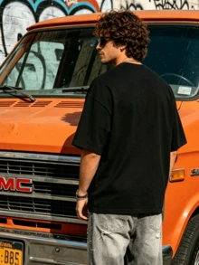 Camiseta de manga corta de cuello redondo suave y casual de verano para hombres, con estampado gráfico de letras de la frase "Sundown" en amarillo, adecuada para uso diario. - Negro - Ver 2