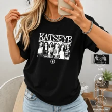 Playera negra para mujer con estampado de integrantes Katseye y texto superior, estilo retro fan, manga corta cuello redondo, uso diario - Negro - Ver 7