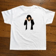 Playera blanca con vibras callejeras y un logotipo central de  ideal para un outfit relajado.Camiseta para fans - Blanco - Ver 1