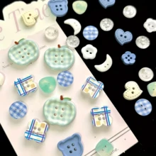 11/22/33/44/55/66/77/88/99入 藍粉色鈕扣組 - 隨機圖案與顏色 柔藍、愛心、花卉圖案、球形淺藍/天藍/白色 - 適用於縫紉、編織、手工DIY - 耐用塑料布料扣件 - 初學者與專業人士必備、裝飾鈕扣、紋理表面 - 多色 - 查看 7