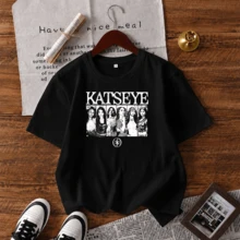 Playera negra para mujer con estampado de integrantes Katseye y texto superior, estilo retro fan, manga corta cuello redondo, uso diario - Negro - Ver 2