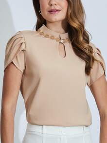 Blusa Camisa Social Feminina Gola Alta com Bordado Manga Curta Casual Clássica Elegante - Bege - Visão 4