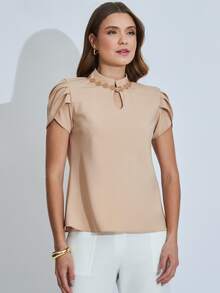 Blusa Camisa Social Feminina Gola Alta com Bordado Manga Curta Casual Clássica Elegante - Bege - Visão 2