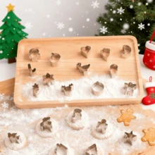 Juego de 21 piezas de cortadores de galletas mini navideños con diseños festivos, perfecto para Navidad, fiestas de invierno, fiestas de cumpleaños y talla grande. Herramientas de horneado duraderas y fáciles de limpiar con una construcción resistente y reutilizable. - Ver 4