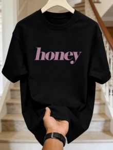 Chemise d'été décontractée pour hommes, col rond doux, manches courtes, imprimé graphique de lettre de police de miel rose pastel simple, convient pour le port quotidien. - Noir - Voir 5