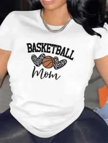 Corazones con estampado animal y balón de básquet para mamá fanática celebrando su pasión deportiva en camiseta de mujer - Blanco - Ver 1