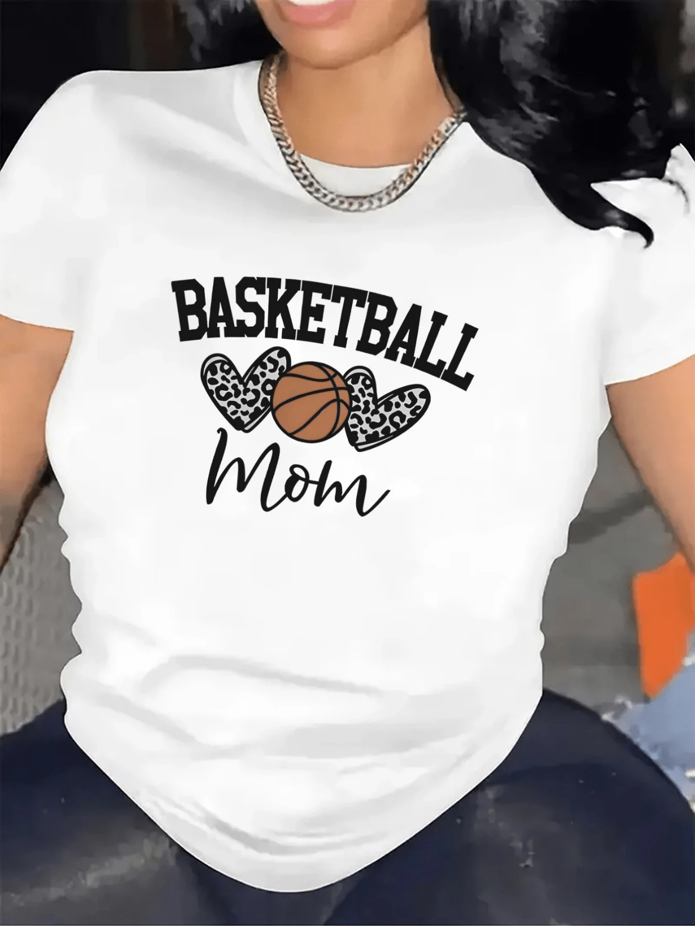 Corazones con estampado animal y balón de básquet para mamá fanática celebrando su pasión deportiva en camiseta de mujer - Blanco - Ver 1