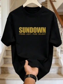 Camiseta de manga corta de cuello redondo suave y casual de verano para hombres, con estampado gráfico de letras de la frase "Sundown" en amarillo, adecuada para uso diario. - Negro - Ver 5
