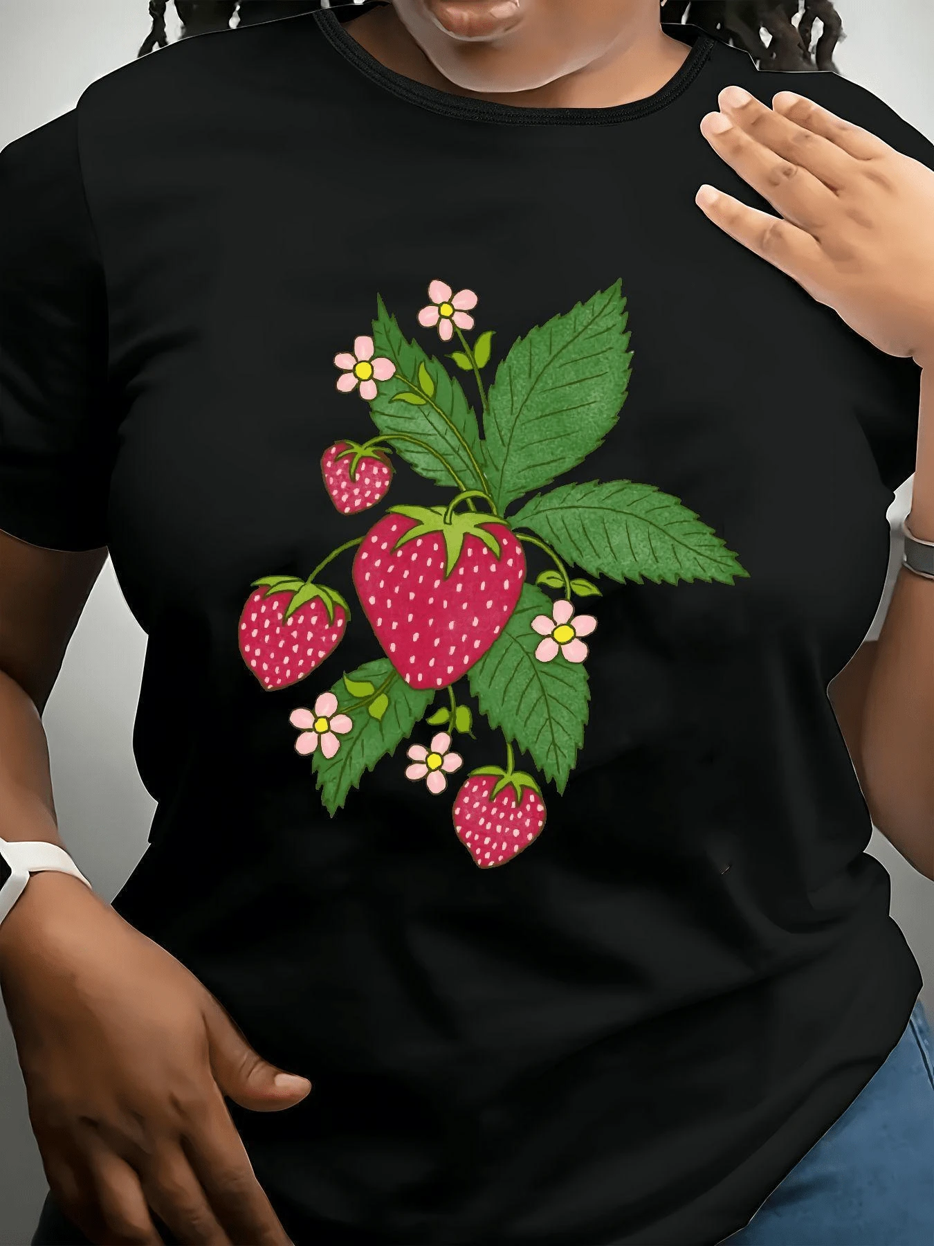 Branches With Red Strawberries And Delicate Flowers That Evoke The Sweetness Of Natural Life Are The Print On This Women's T-Shirt - 黑色 - 查看 1