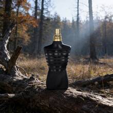عطر JPaG Le Male Intense للرجال أو دو بارفان 125 مل - عطر حلو مكثف خشبي حار بالفانيليا، زجاجة سوداء أيقونية على شكل جذع، ثبات قوي - خشبي و ترابي - مشاهدة 2