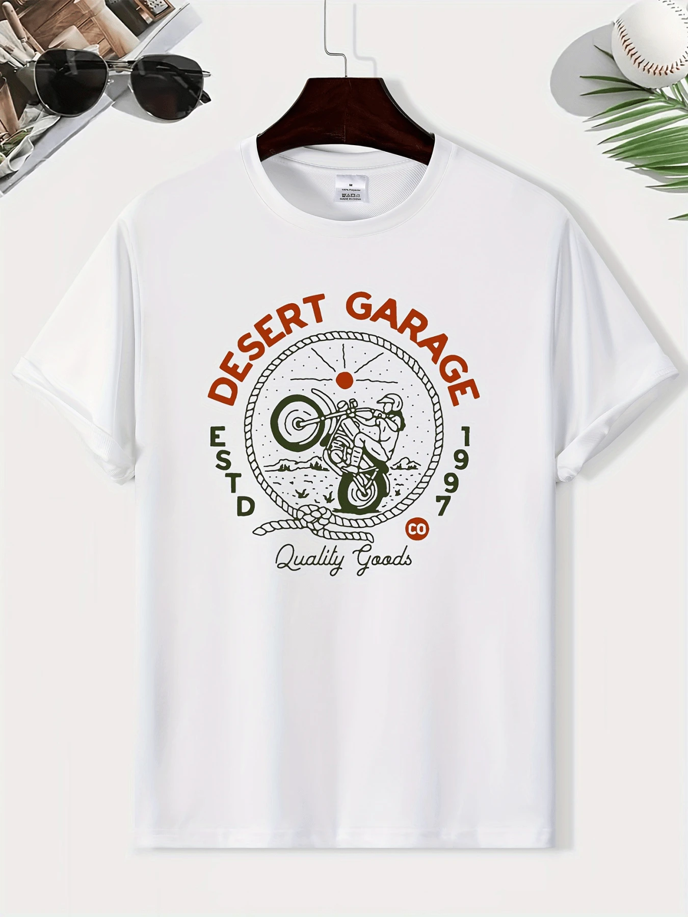 Motociclista en desierto simboliza aventura libertad total bajo sol intenso representa pasión por rutas offroad camiseta de hombre - Blanco - Ver 1