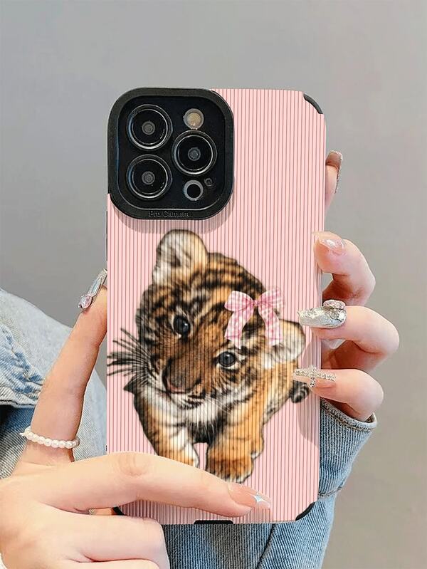 1pc New Fashion Elegant Style Young Lion Pink Bow Pattern Shockproof Leather Phone Case, Daily Protection Essential, Style, Perfect Gift For Friends, Family, Etc., Compatible With IPhone17/17Air/17Pro/17ProMax/IPhone16/16Plus/16Pro/16ProMax/IPhone15/15Plus/15Pro/15ProMax/IPhone14/14Plus/14Pro/14ProMax/IPhone13/13Pro/13ProMax/IPhone12/12Pro/12ProMax/IPhone11/IPhone11Pro/11ProMax