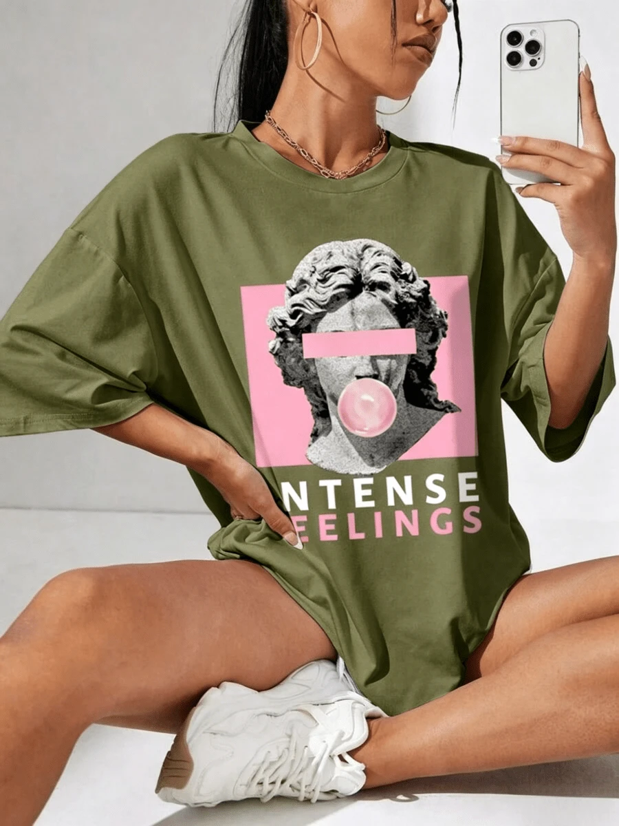 T-Shirt With Sculpture Graphic And Off-The-Shoulder Lettering, Graphic Blouses For Women, Summer Blouses For Women - 軍綠色 - 查看 1