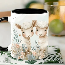 Una taza con la imagen de una adorable oveja paseando por un jardín. Una taza de cerámica minimalista y de estilo original. Asequible e ideal para regalos de cumpleaños o para el café de la oficina. - Negro - Ver 6